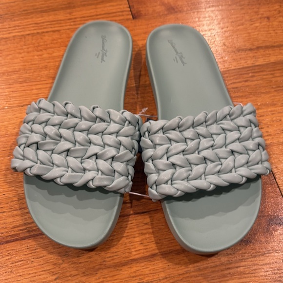 Universal Threads - Picture 2 of 3